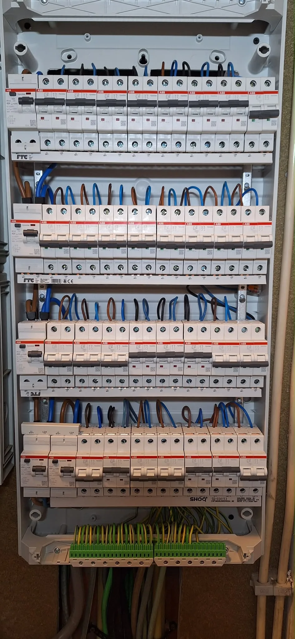 Nieuw verdeelbord met vier rijen automaten en differentieelschakelaars, de bedrading netjes in lussen